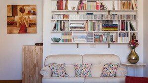อพาร์ทเมนท์ | ห้องนั่งเล่น | ทีวีจอแบน 24 ซม. พร้อมช่องดิจิตอล, ทีวี