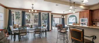 Luxurious Hill Country Twhm, Lg Family Living, Big Patio, wkspace, 1mi SeaWorld