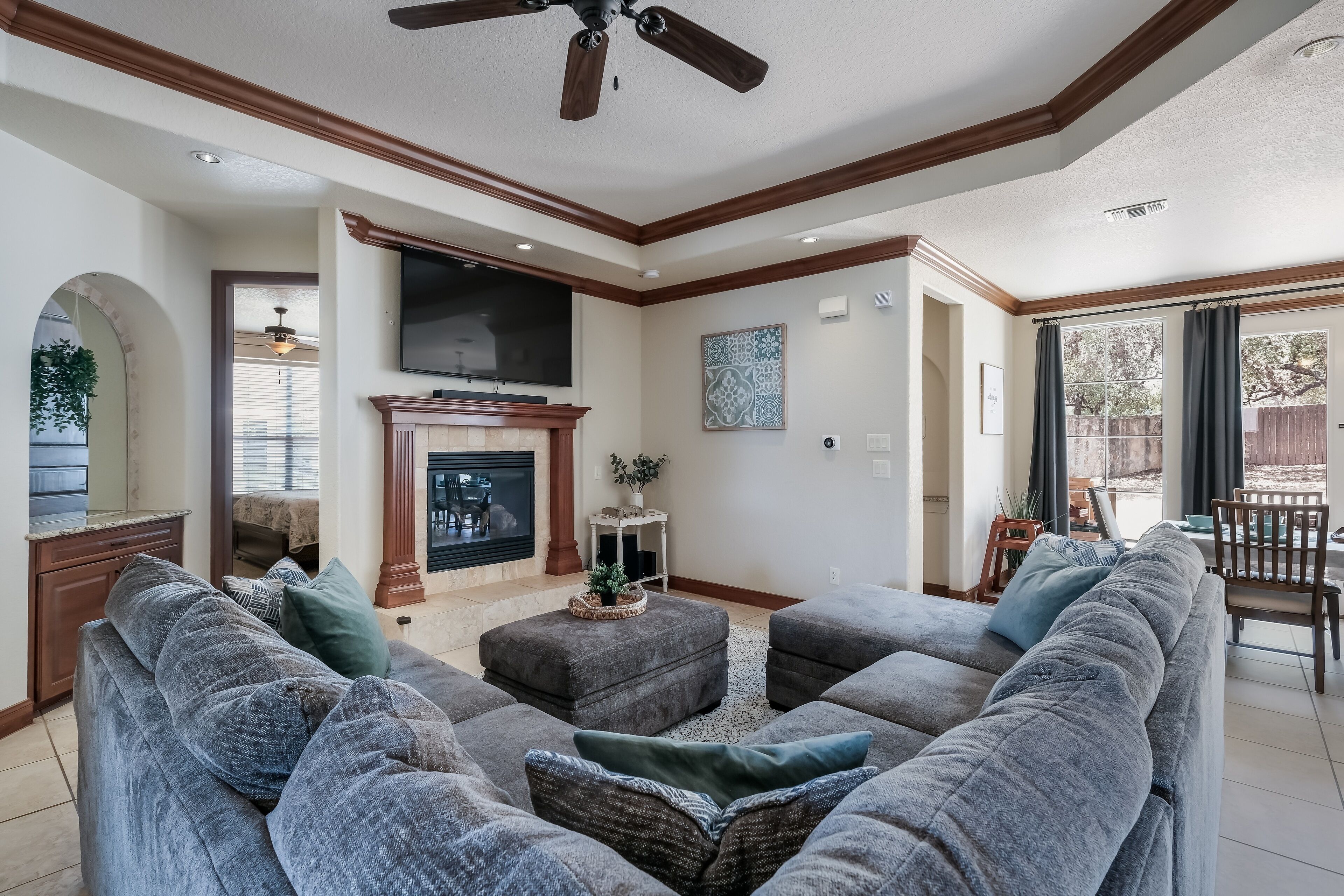 Luxurious Hill Country Twhm, Lg Family Living, Big Patio, wkspace, 1mi SeaWorld