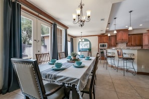 Dining - Luxurious Hill Country Twhm, Lg Family Living, Big Patio, wkspace, 1mi SeaWorld (San Antonio)