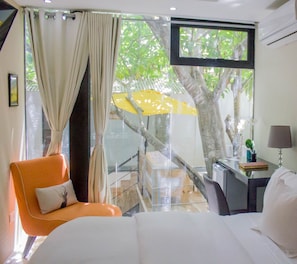 Chambre Deluxe, vue cour intérieure | Minibar, bureau, espace de travail pour ordinateur portable