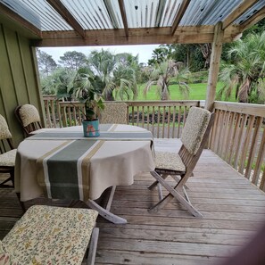 Outdoor dining - "Palm Haven' Swanson,
peaceful semi-rural lifestyle living. (Waitakere City)