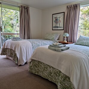 2 bedrooms, iron/ironing board, travel cot, free WiFi - "Palm Haven' Swanson,
peaceful semi-rural lifestyle living. (Waitakere City)