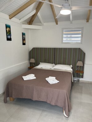 1 slaapkamer, een strijkplank/strijkijzer, gratis wifi, beddengoed