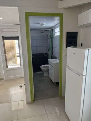 Secadora de cabello, toallas, jabón, papel de baño 