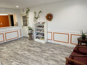 Lobby - Executive Inn (Graham)