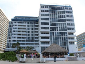 Exterior - OCEAN VIEW, BEACHFRONT, OCEAN MANOR, IN THE HEART OF FORT LAUDERDALE (Fort Lauderdale)