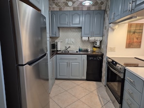 Full-sized fridge, microwave, oven, stovetop