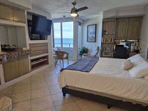 Desk, iron/ironing board, free WiFi, bed sheets - OCEAN VIEW, BEACHFRONT, OCEAN MANOR, IN THE HEART OF FORT LAUDERDALE (Fort Lauderdale)