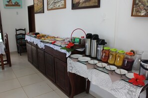 Free daily buffet breakfast  - Pousada Água de Fuego (Maragogi)