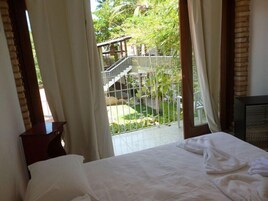 双人房, 泳池景观 | 遮光窗帘、熨斗/熨板、免费 WiFi、床单