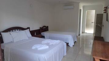 Cortinas blackout, tabla de planchar con plancha y wifi gratis