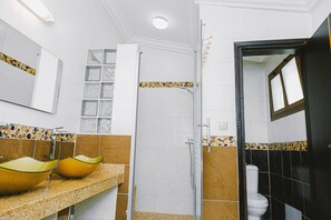Signature Suite | Bathroom | Rainfall showerhead, hair dryer, towels, soap - Villa Jaddis (Abidjan)