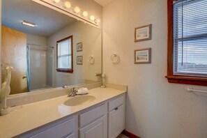 Combined shower/tub, towels