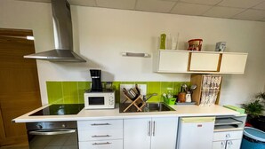 Cafetière/bouilloire, réfrigérateur, four, plaque de cuisson