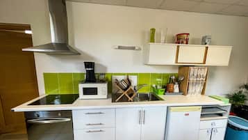 Réfrigérateur, four, cafetiÚre/bouilloire, tables à manger