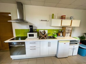 Réfrigérateur, four, cafetiÚre/bouilloire, tables à manger