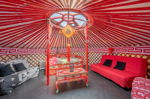 Yourte à la ferme avec grand appartement