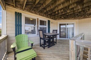 Outdoor dining - Sandy Toes | 499 ft from the beach | Dog Friendly, Private Pool, Hot Tub | Kill Devil Hills (Kill Devil Hills)