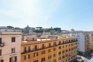 A cityscape with multi-story buildings, a dome structure, and trees. - Rental In Rome Sistina View Terrace Apartment (Rome)