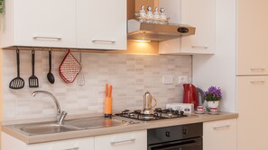 Fridge, microwave, coffee/tea maker, electric kettle - Rental In Rome Sistina View Terrace Apartment (Rome)