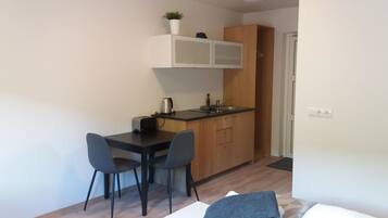 Studio | Private kitchenette | Microwave, stovetop, electric kettle, cookware/dishes/utensils