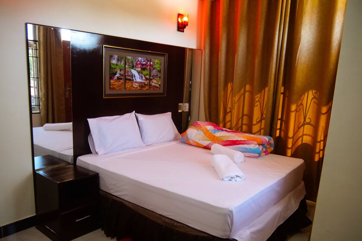 Deluxe Double Room | 1 bedroom, in-room safe, desk, blackout drapes