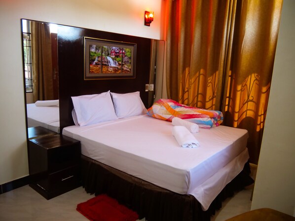 Deluxe Double Room | 1 bedroom, in-room safe, desk, blackout drapes