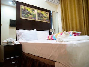 Deluxe Double Room | 1 bedroom, in-room safe, desk, blackout drapes