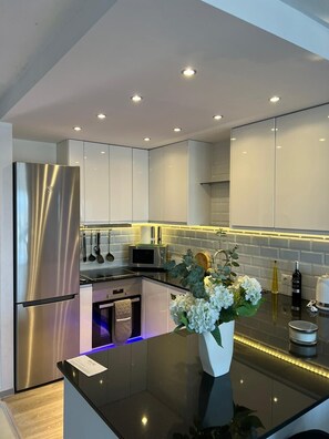 Kjøleskap, mikrobølgeovn, ovn og kokeplater