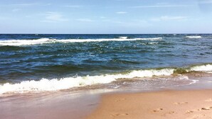 Una playa con olas acercándose a la orilla.