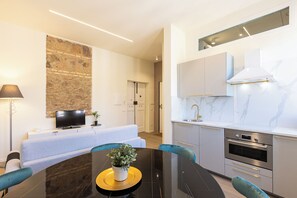 アパートメント | リビング エリア | 24 cmのテレビ (デジタル放送視聴可)