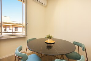 公寓 | 起居区 | 24-厘米电视（配备数码频道）