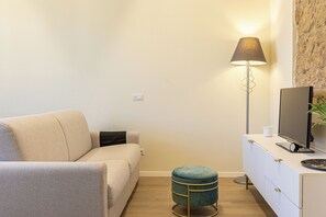 公寓 | 起居区 | 24-厘米电视（配备数码频道）