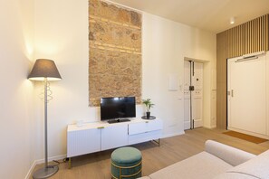 アパートメント | リビング エリア | 24 cmのテレビ (デジタル放送視聴可)