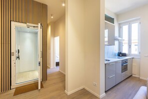 アパートメント | リビング エリア | 24 cmのテレビ (デジタル放送視聴可)