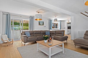 Smart TV, Netflix, foosball, streaming services - Am Byth - Spectacular Sea Views and Hot Tub (Saundersfoot)