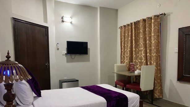 Deluxe Room | In-room safe, blackout drapes, iron/ironing board - Tulip Inn (Lahore)