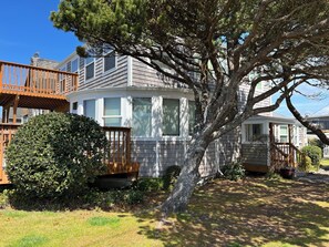 Exterior - Oceanfront 5B/3Ba Sleeps 10 w/Hot Tub, Views, Ping Pong (Seaside)