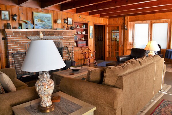 Smart TV, fireplace, ping pong