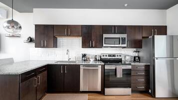 Refrigerador, microondas, horno y parrilla de estufa