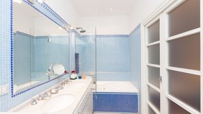 Apartment | Deep soaking bathtub - Rental In Rome Vatican Bellavista Apartment (Rome)