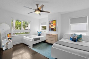 5 chambres, bureau, fer et planche à repasser, lit de bébé portatif