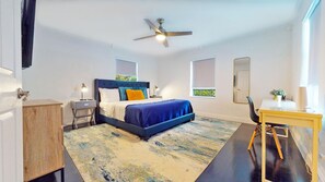 5 soverom, skrivebord, strykejern/-brett og reiseseng for barn