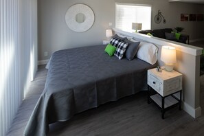 Een strijkplank/strijkijzer, wifi, beddengoed