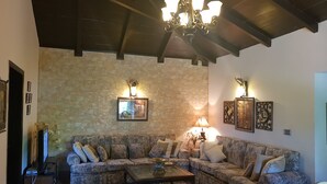 Lobby sitting area - Mayfair Resort (Abbottabad)