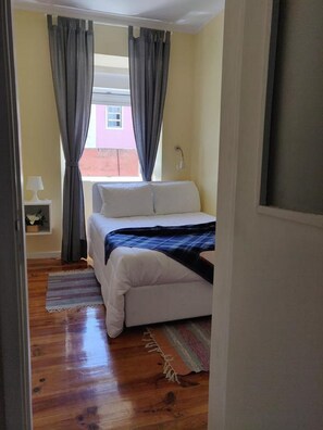 2 bedrooms, desk, iron/ironing board, WiFi - Santa Barbara Apartment (Lisboa)