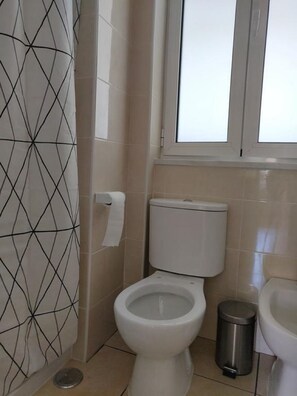 ヘアドライヤー、タオル、石鹸、シャンプー