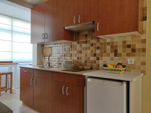 冷蔵庫、電子レンジ、コンロ、コーヒー / ティーメーカー