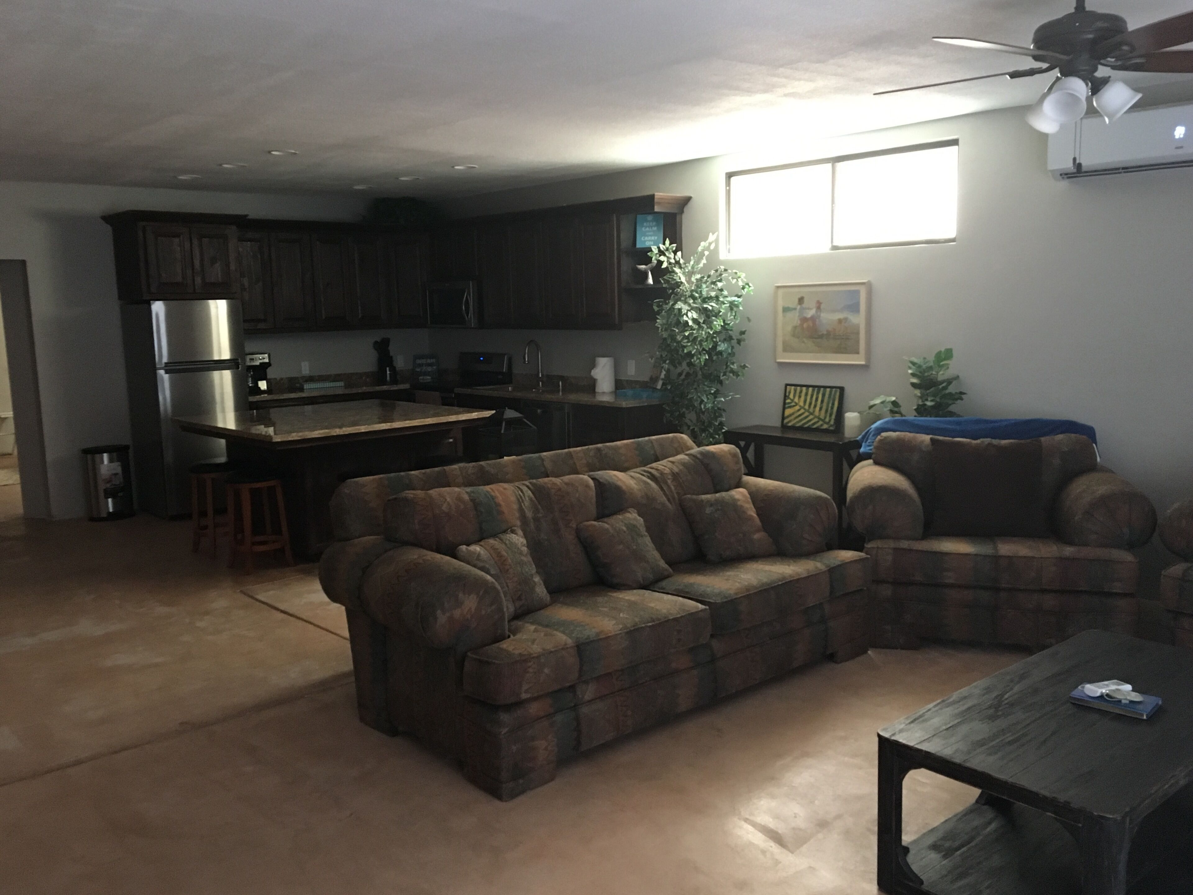 Télévision, cheminée, lecteur de DVD, livres